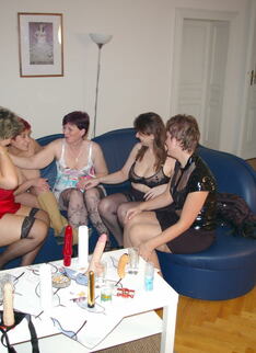 Welcome To An All Girl Mature Sexparty
