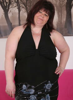 This Huge Mama Knows How To Please Herself