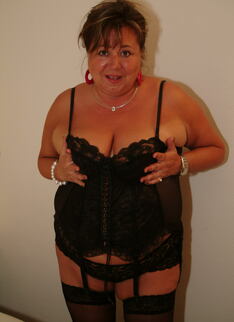 Big European Mature Slut Playing With Herself