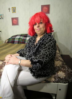 This Horny Mama Loves To Play With Her Pussy