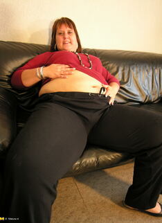 Big Mature Woman Playing With Herself