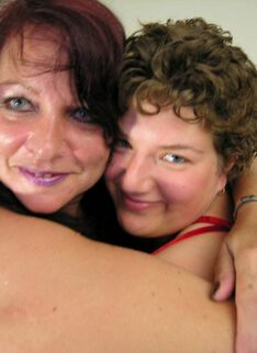 Chunky Mature Lesbians Licking And Playing