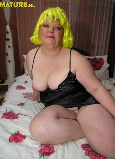 Chunky Mature Slut Playing On The Bed With Herself