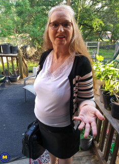 Mature.nl - Maggie Mae is an American granny that loves to please her shaved pussy