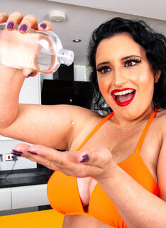 Mature.nl - Big breasted Jasmine De Lanunay is oiling up her boobs