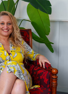 Mature.nl - The delivery guy winds up fucking nympho MILF cougar Elektra Stone with her big natural tits