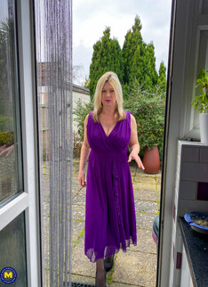Mature.nl - When Laura Chalice is alone she loves to get wet and wild