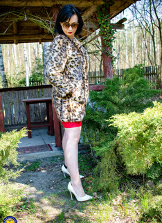 Mature.nl - MILF Wanilianna is getting wet in the woods