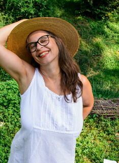 Mature.nl - Hairy Busty Tina loves to get wet outside in the grass