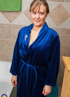 Mature.nl - Mature lady playing in bath