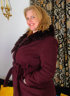 Mature.nl - Curvy Big Ass Cougar Katie Kay Lane with her big tits loves to play with her pussy