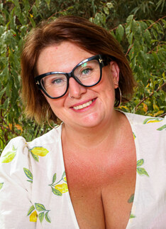 Mature.nl - Tall Curvy MILF Jo Jo loves playing with her toy outside