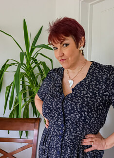 Mature.nl - Cougar Layla Bird loves to play with her brand new toy