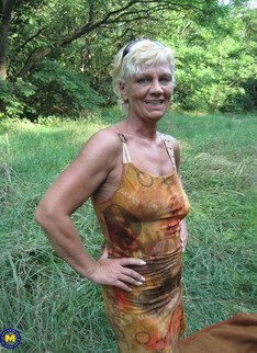 Mature.nl - Voyeur granny Paulene gets fucked outdoor by her secret lover Leslie Taylor