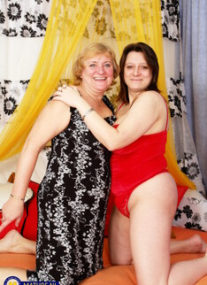 Mature.nl - Busty mature lesbians Karli & Evie play with each others pussies