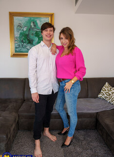 Mature.nl - My hot stepmom Daphne Laat loves to get a kinky reverse Amazon during fucking