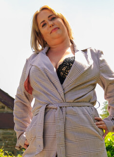 Mia Daniels is a curvy big ass British MILF that loves to orgasm with a satisfyer toy