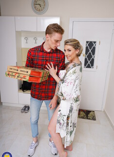 When this MILF orders pizza she just wants to be fucked in the ass