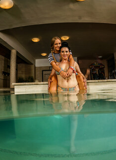 Two old and young lesbians lick eachother at the swimming pool