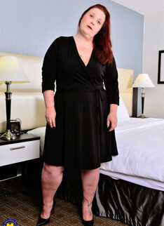 Canadian curvy mature Nikki Hayze playing with herself