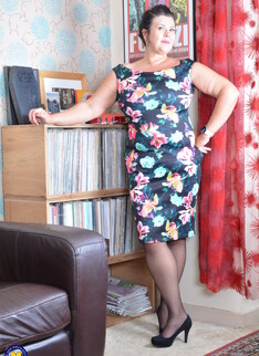This curvy British housewife loves to play with her shaved pussy