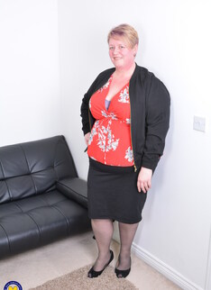 Big british mature BBW playing with herself