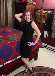 This American mature lady loves to play with herself