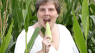 This Big Mama Loves To Play In A Cornfield