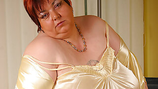 Big Malinka Gets Herself Mushy And Horny