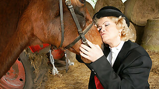 Kinky Mama Playing With Herself In A Barn
