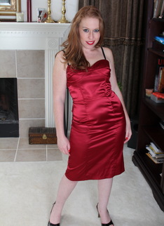 Very hot American housewife fooling around