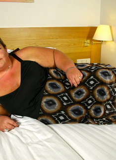 Big booty Dutch BBW playing in her bed