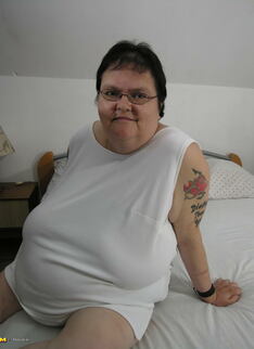 Big mama playing with her toy and tits