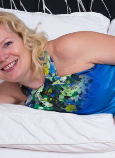 Horny Mature Slut Doing Two Guys At Once