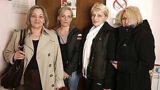 Naked Mature Women Came To Relax