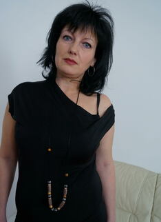 This Mature Slut Loves To Play With Her Pussy