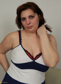 Chubby Housewife Playing With Her Dildo