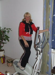Mature Slut Working The Hometrainer Naked