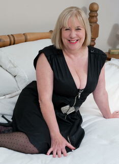 Big Breasted Mature Slut Giving One Hell Of A Show