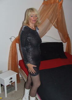 Kinky Housewife Loves To Tie Herself Up