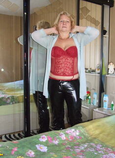 Mature Rosi Loves To Get Naked And Show Us All