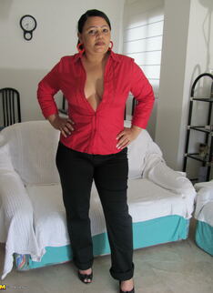 This Mature Housewife Gets Her Pussy Wet
