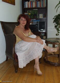 Amateur Mature Housewife Playing With Herself