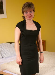 This Naughty Housewife Plays With Her Punani
