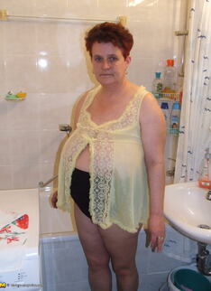 Big Mature Slut Getting Nasty In The Shower