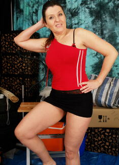 This Horny Mature Slut Plays With Herself