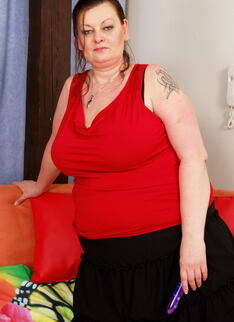 Big Mama Showing Off Her Ass And Pussy