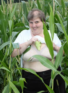 Big Mature Slut Playing In A Corn Field