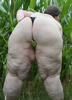 Big Mature Slut Playing In A Corn Field