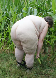 Big Mature Slut Playing In A Corn Field